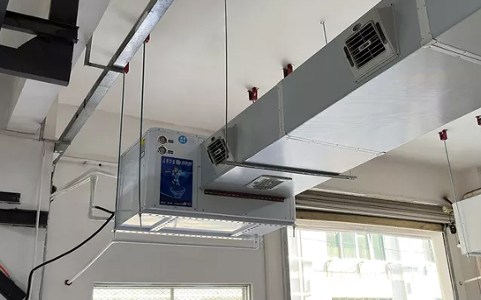 注塑厂厂房高温用什么降温设备？冷风哥工业空调省电高效快速散热