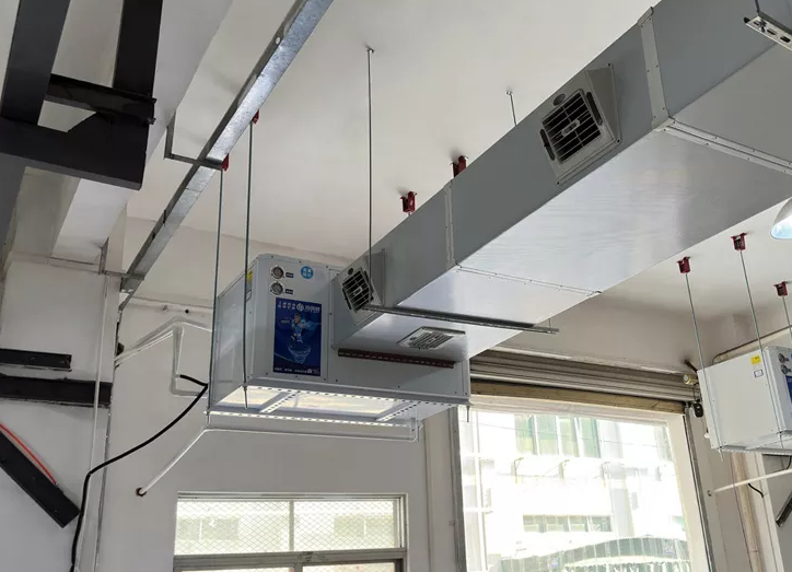 注塑厂厂房高温用什么降温设备？冷风哥工业空调省电高效快速散热