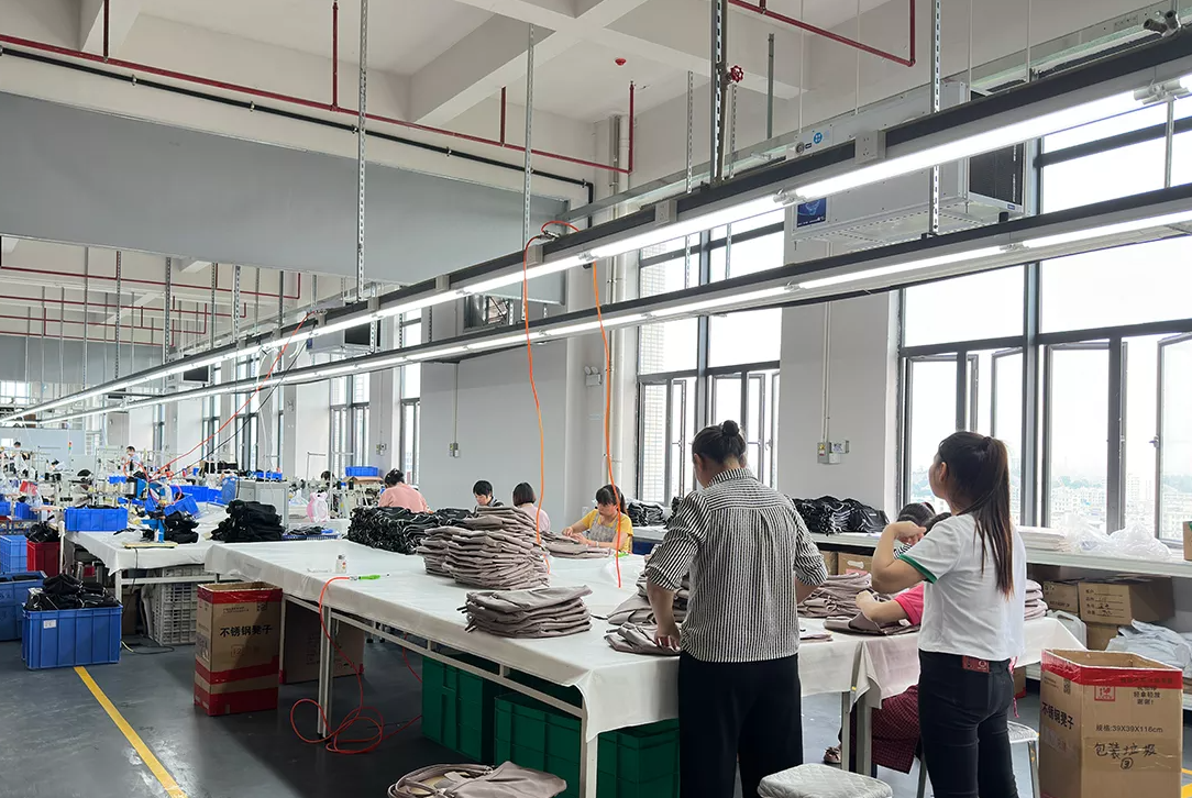 箱包厂夏季高温工人难留？专业降温厂家一站式解决闷热